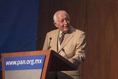 El político mexicano Luis H Álvarez en el CEN del PAN. 11 de febrero, 2011.