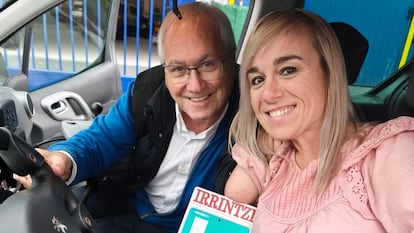 Naiara Arteaga y su profesor de autoescuela, José Mari Andrés, en una imagen cedida por Irrintzi.