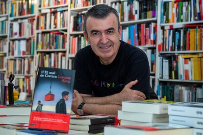 El escritor Lorenzo Silva, en la librería Rafael Alberti, en la calle de Tutor de Madrid.
