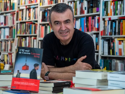 El escritor Lorenzo Silva, en la librería Rafael Alberti, en la calle de Tutor de Madrid.