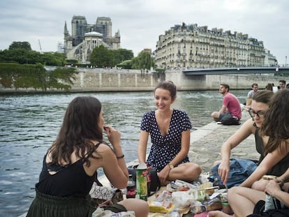 Pícnic junto al Sena en el Quai d’Orléans (el fin de semana pasado), en la isla de Saint-Louis de París, con la catedral de Notre Dame al fondo.
