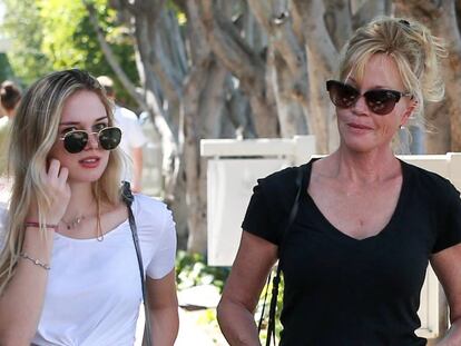 Stella del Carmen y su madre Melanie Griffith, en los Ángeles.