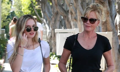 Stella del Carmen y su madre Melanie Griffith, en los Ángeles.