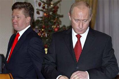 El presidente ruso, Vladímir Putin (derecha), y el director de Gazprom, Alexéi Miller, ayer en Moscú.
