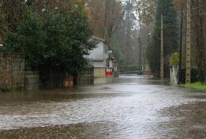 Inundaciones en el barrio de Moreiras de Ponteareas (Pontevedra) al desbordarse el río Tea a causa del temporal de lluvia y viento de las últimas horas en Galicia