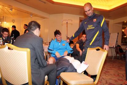 Guardiola visita a Villa tras la lesi&oacute;n que sufri&oacute; el pasado diciembre.