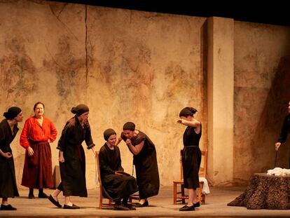 Escena de la versió de José Carlos Plaza de 'La Casa de Bernarda Alba' al Teatre Apolo de Barcelona. 