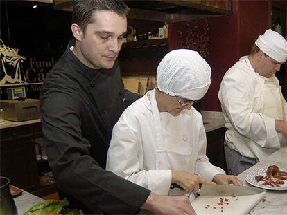 El cocinero Iván de Abajo y dos de sus alumnos.