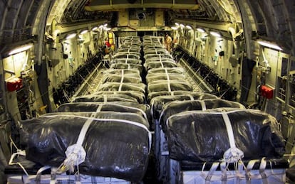 Um avião C-17, preparado para lançar água a refugiados iraquianos.