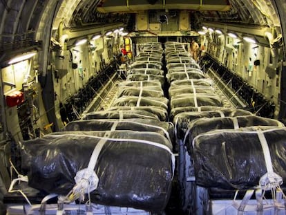 Un avi&oacute;n C-17 de la Fuerza A&eacute;rea de EE UU preparado para lanzar agua embotellada a refugiados iraqu&iacute;es