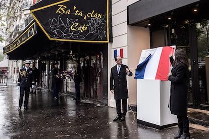 El presidente francés, François Hollande, junto a la alcaldesa de París, Anne Hidalgo, descubren una placa conmemorativa en la sala Bataclan en París.