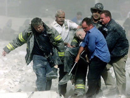 Los equipos de rescate extraen a una víctima de los escombros de una de las Torres Gemelas, el 11 de septiembre de 2001.