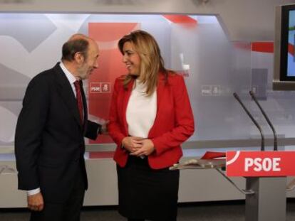 El l&iacute;der del PSOE, Alfredo P&eacute;rez Rubalcaba, y la presidenta andaluza, Susana D&iacute;az, en la sede del PSOE en Ferraz 