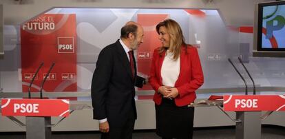El l&iacute;der del PSOE, Alfredo P&eacute;rez Rubalcaba, y la presidenta andaluza, Susana D&iacute;az, en la sede del PSOE en Ferraz 