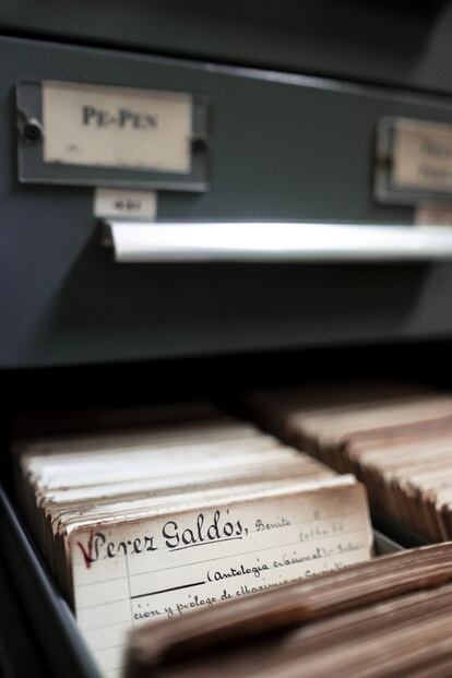 Biblioteca del Ateneo de Madrid, lugar que frecuentó Pérez Galdós. La biblioteca conserva un inmenso archivo de fichas catalográficas utilizadas por los usuarios del centro para sacar algún libro. En la foto, una ficha de 1944 para una antalogía de Benito Pérez Galdós.