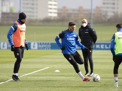 Abelardo observa a Lucas Pérez durante un entrenamiento del Alavés.