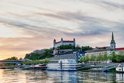 El Danubio a su paso por la ciudad de Bratislava (Eslovaquia).