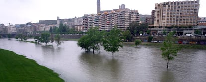 Ayer, el Segre (en la foto, a su paso por Lleida), por las lluvias, el deshielo y el desembalse de Rialb, ya bajaba muy crecido en Lleida y Balaguer y las poblaciones ribereñas están en alerta.