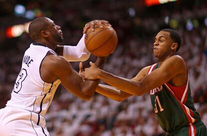 Wade, de los Heat, pelea por el balón con Henson.