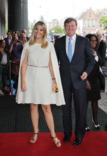 Con algunas variaciones, pero con un diseño muy similar al Tom Ford blanco de Gwyneth Paltrow en los Oscar, Máxima ganó puntos con este vestido blanco corto con capa que vistió para el concierto de clausura de la 65ª edición del Festival de Holanda, en junio del año pasado.