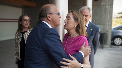 El presidente de la Diputación de Ourense, Manuel Baltar recibe a Ana Pastor.