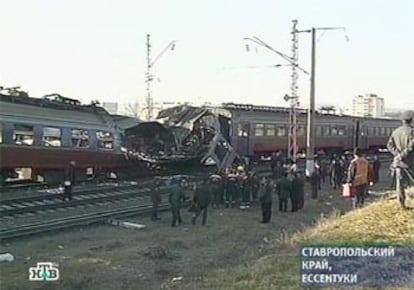 El tren, con el segundo vagón destrozado, en una imagen tomada del canal ruso NTV.