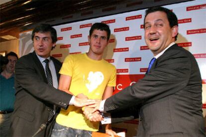 Txema Noriega, director de Lezama, Del Horno y Fernando Lamikiz, presidente del Athletic, ayer en el club.