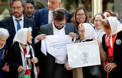 Gabriel Boric con Madres de la Plaza de Mayo