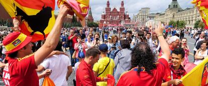 Aficionados españoles animan a La Roja en la Plaza Roja, horas antes del partido de octavos de final del Mundial de Rusia 2018.
