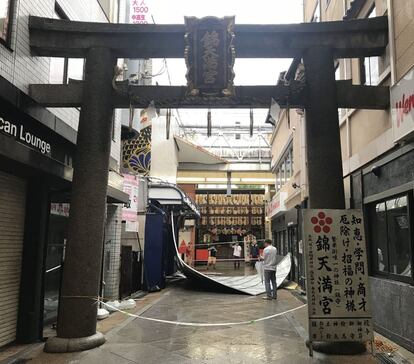 Um pedaço de teto caído na entrada ao santuário Nishiki Tenmangu, no distrito comercial Shin-Kyogoku, em Quioto (Japão).