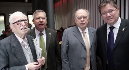 Josep Llu&iacute;s Bausset, con Francisco Tom&aacute;s, Jordi Pujol, y Robert Mart&iacute;nez, alcalde L&#039;Alc&uacute;dia, en un homenaje que le rindi&oacute; el Centre Octubre el 27 de febrero de 2010