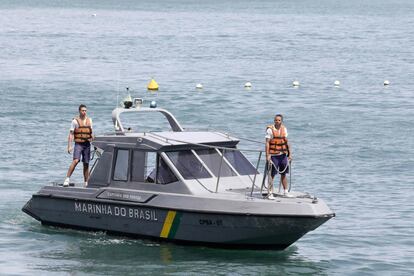 Barco da Marinha do Brasil faz o transporte de mortos no naufrágio em Salvador