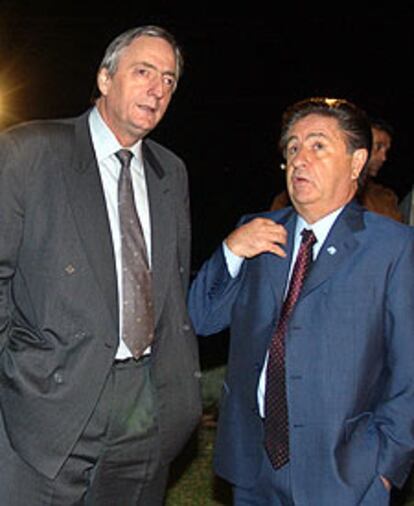Kirchner (izquierda) y Duhalde, en mayo de 2003.