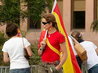 La infanta Elena pasea con una bandera, mezclada entre la afición por las calles de Madrid.
reuters