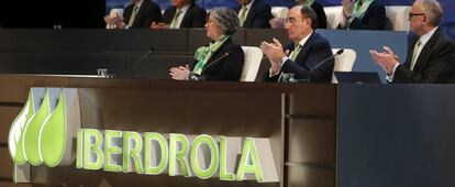 El presidente de Iberdrola, Ignacio Sánchez Galán (en el centro del primer plano) en la última junta de accionistas de la eléctrica.