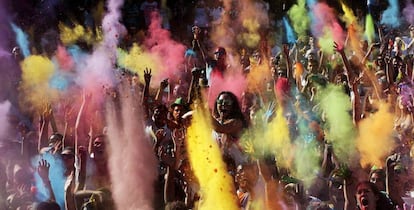 Un grupo de personas se cubren con polvos de colores en una fiesta de origen indio que celebra la primavera.