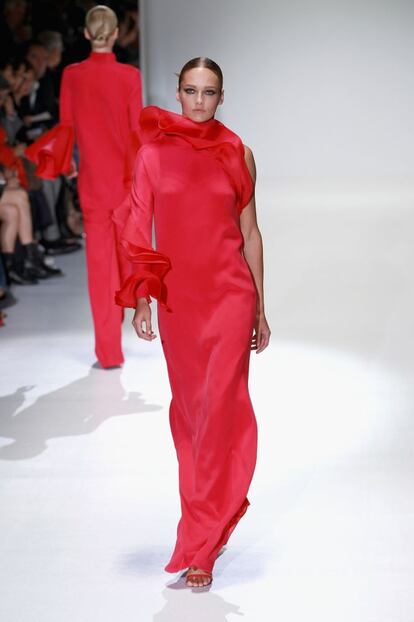 La diseñadora de Gucci Frida Giannini porpone las túnicas y los pantalones combo en un solo color para la próxima temporada primavera/verano.
