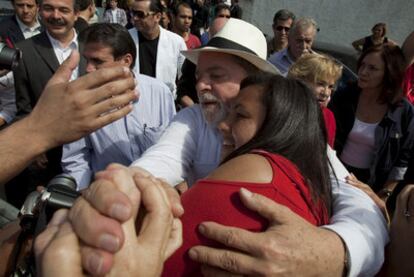 El presidente Lula da Silva saluda a los electores tras depositar su papeleta en un colegio electoral de São Bernardo do Campo, en el Estado de São Paulo.