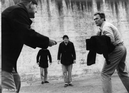 Tras más de una década juntos, Eastwood y Siegel cerraron su alianza con un broche de matrícula en 'La fuga de Alcatraz', una tensa huida de la prisión más famosa del planeta que aprovechaba la acción carcelaria para reflexionar, además, sobre la deshumanización de la vida entre rejas.