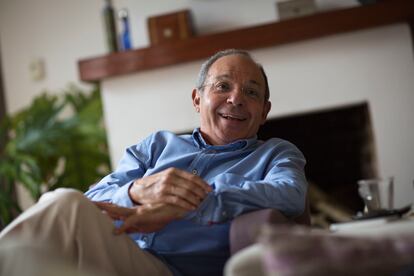 El escritor y periodista Héctor Aguilar Camín en su casa de Ciudad de México