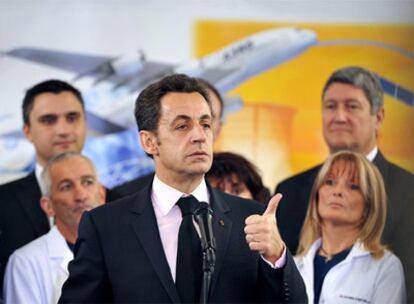 El presidente de Francia, Nicolas Sarkozy, durante su visita ayer a una fábrica aeronáutica.