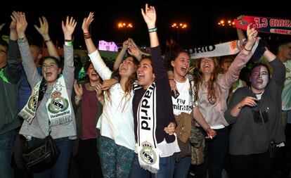 Aficionados del Real Madrid celebran el triunfo en la Cibeles.