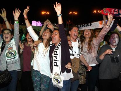 Aficionados del Real Madrid celebran el triunfo en la Cibeles.