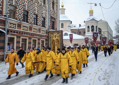 Procesión religiosa en honor de san Pedro de Kiev, en el monasterio Vissoko Petrovski de Moscú. La iglesia ortodoxa rusa celebra la Navidad según el calendario juliano el 7 de enero.