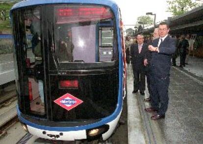 Gallardón y Cortés, junto a uno de los nuevos trenes de la línea 10, ayer en la estación de metro de Lago.