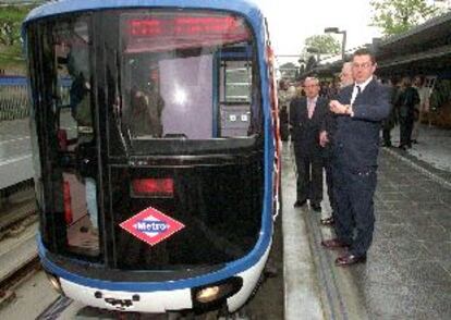 Gallardn y Corts, junto a uno de los nuevos trenes de la lnea 10, ayer en la estacin de metro de Lago.