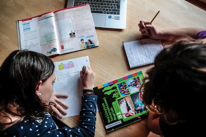 Dos adolescentes estudiando en inglés.