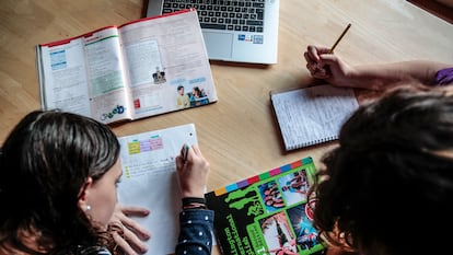 Dos adolescentes estudiando en inglés.