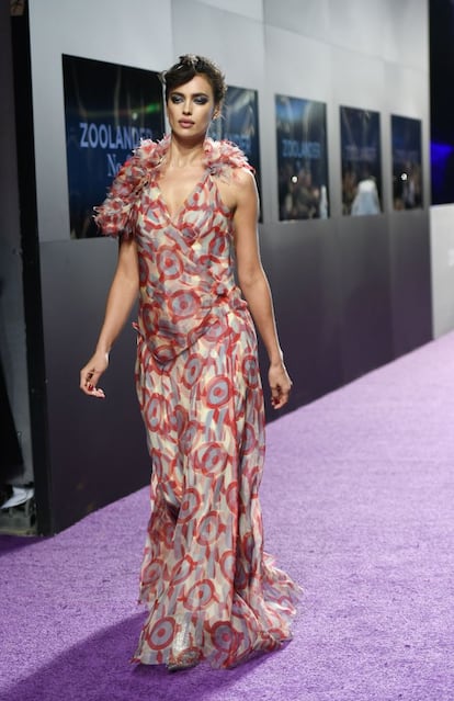 La modelo Irina Shayk, pareja en la actualidad del actor Bradley Cooper, desfila por la alfombra roja montada en el Alice Tully Hal de Manhattan.