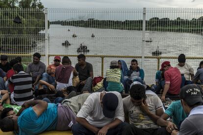 La idea de la mayor parte de los migrantes que integran la caravana es instalarse en el puente bloqueando la entrada a México hasta que se les permita el libre tránsito para seguir en ruta hacia Estados Unidos.